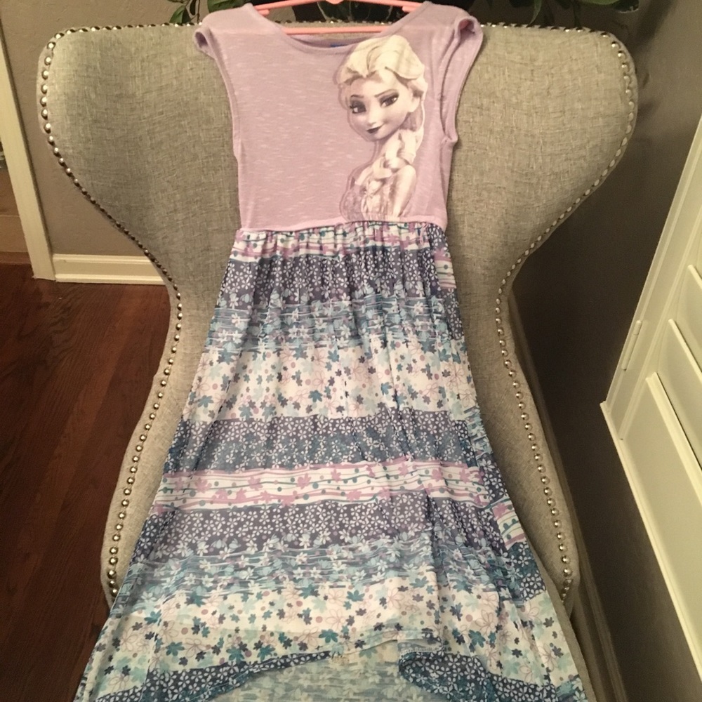 Does Elsa dress